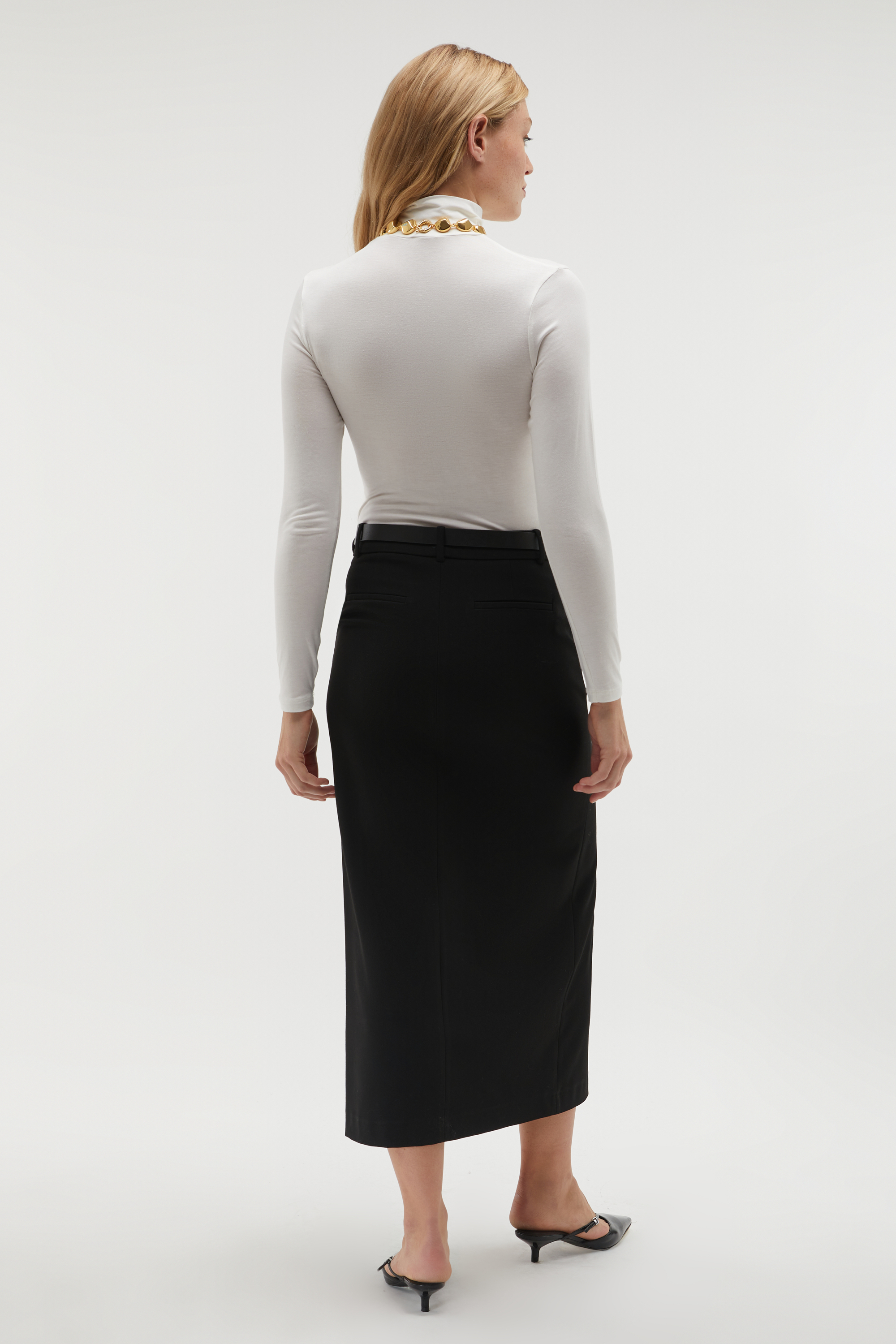 DİK YAKA UZUN KOLLU T-SHIRT