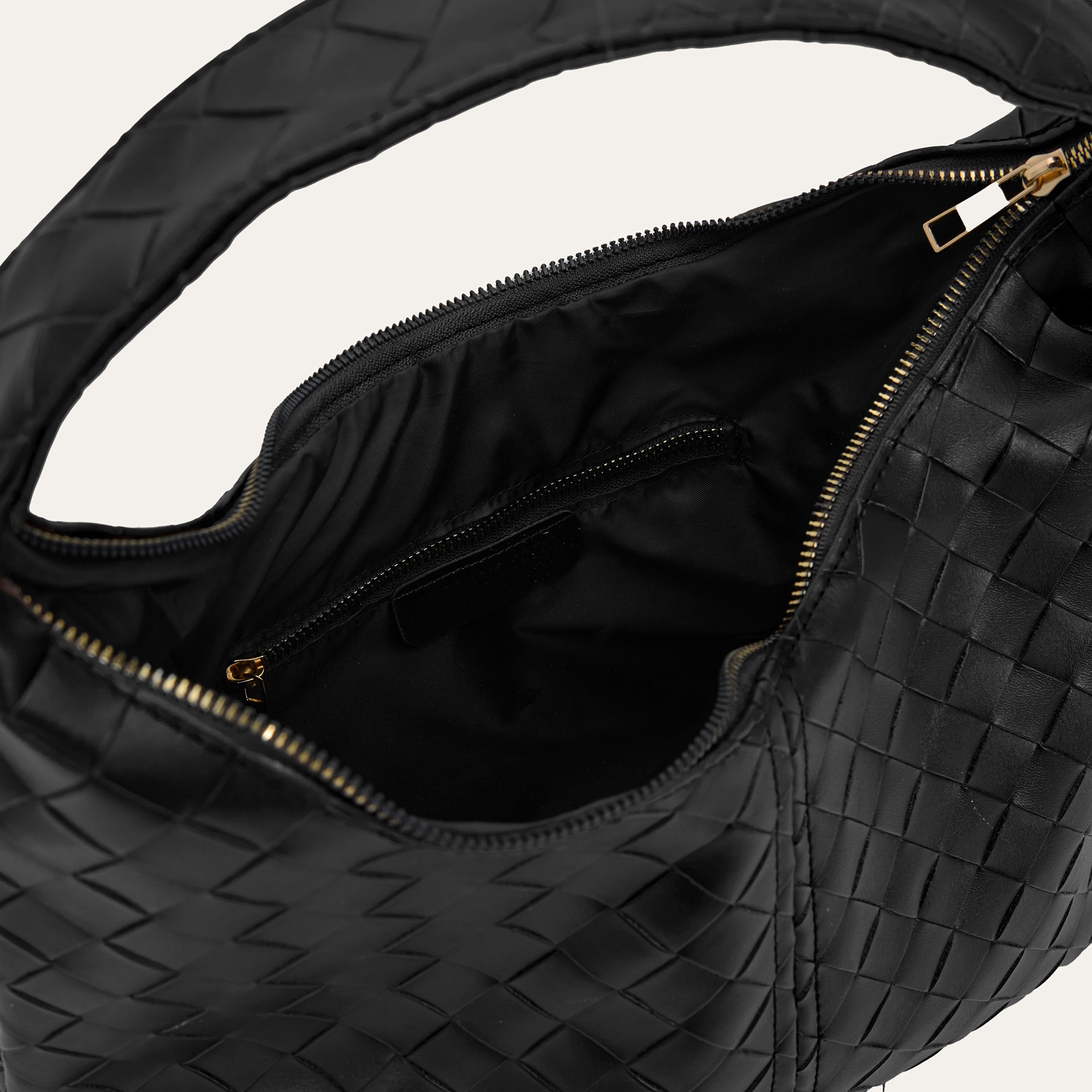 ÖRGÜ DESENLİ DERİ GÖRÜNÜMLÜ OMUZ ÇANTASI