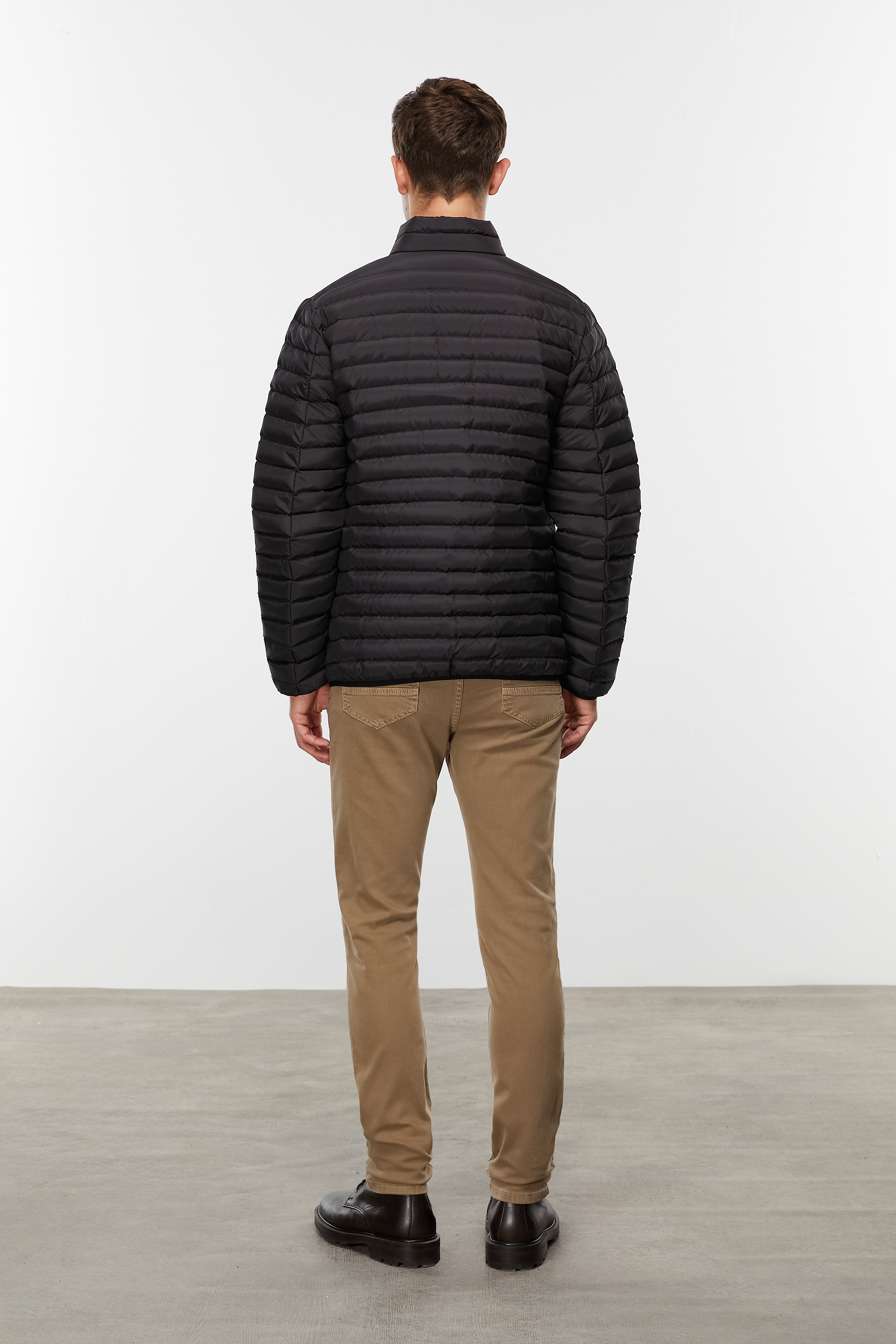 DİK YAKA KAPİTONELİ ŞİŞME MONT