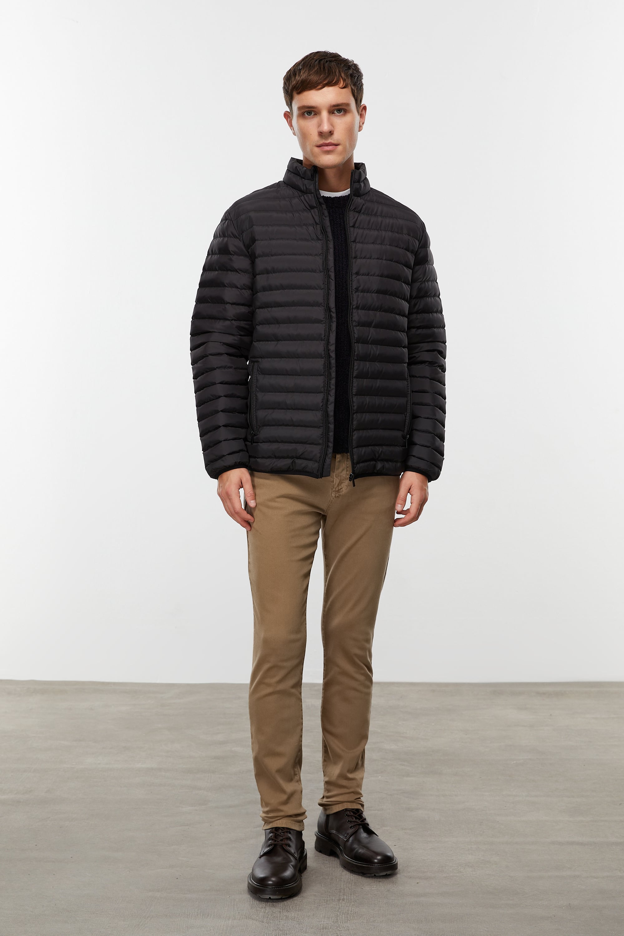 DİK YAKA KAPİTONELİ ŞİŞME MONT