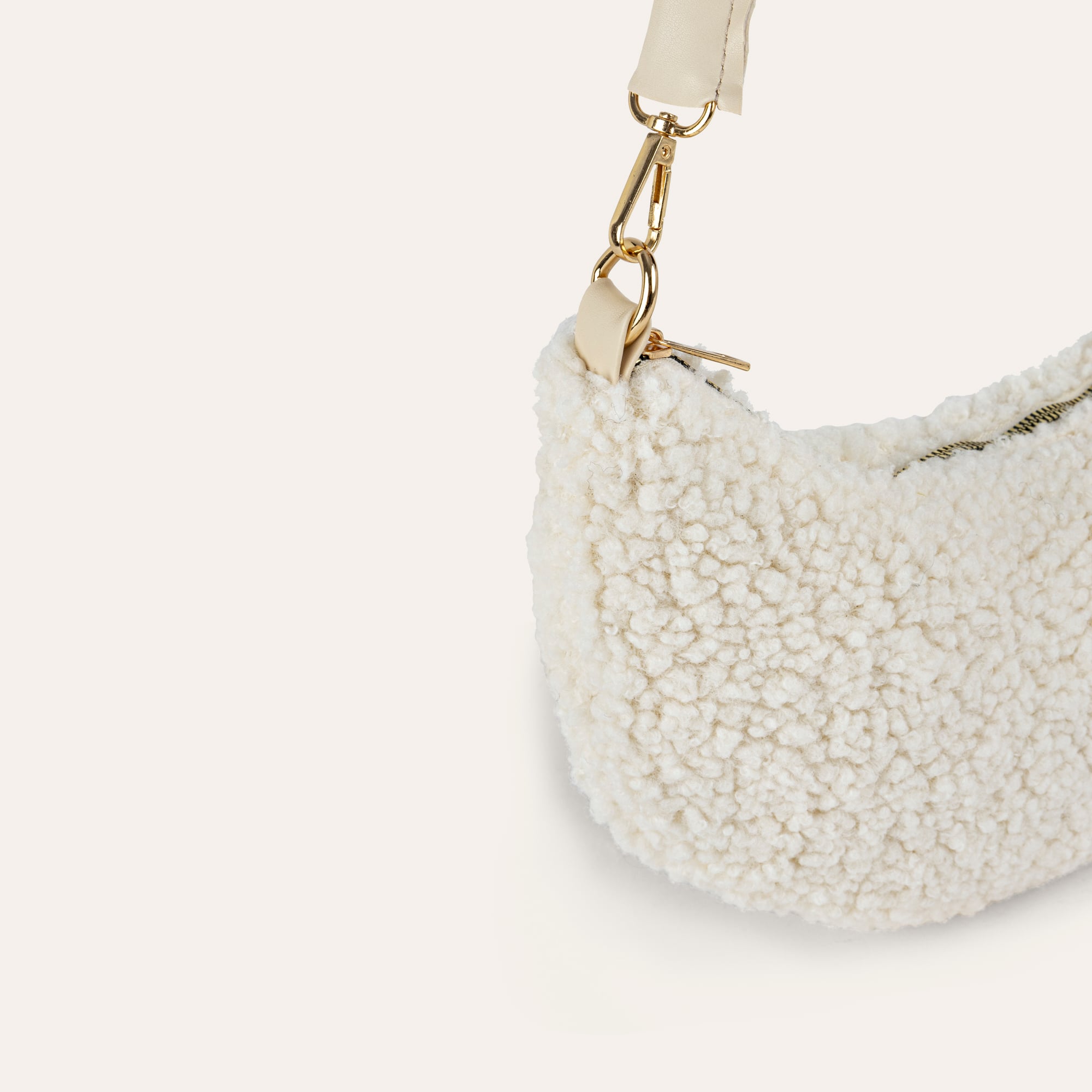 PELÜŞ OMUZ ÇANTASI