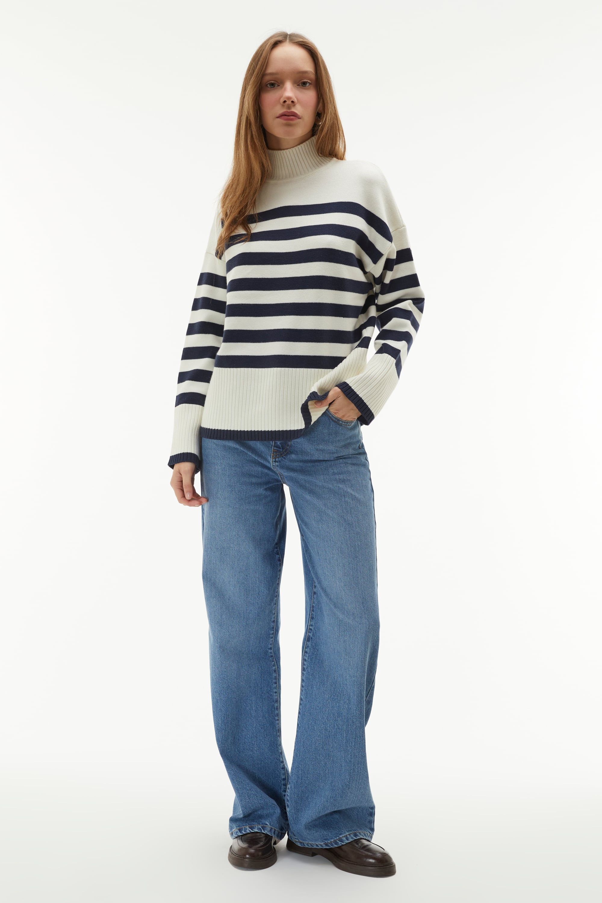 ÇİZGİLİ DİK YAKA KAZAK