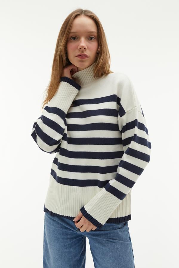 ÇİZGİLİ DİK YAKA KAZAK