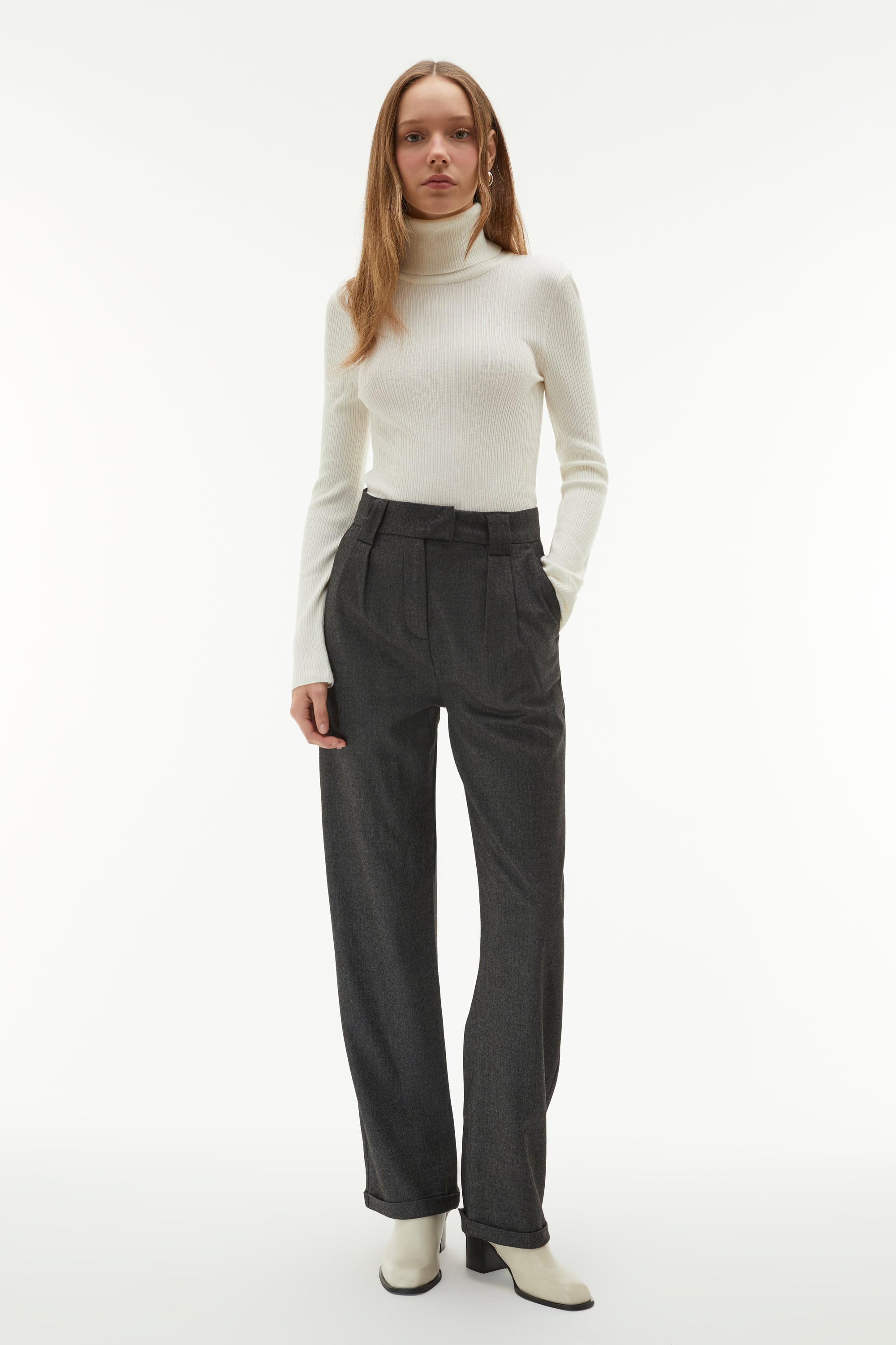 KEMER DETAYLI GENİŞ PAÇA PANTOLON