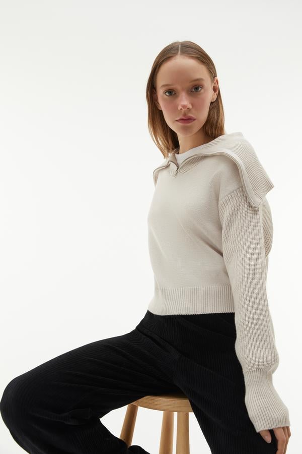 DİK YAKA FERMUARLI TRİKO KAZAK