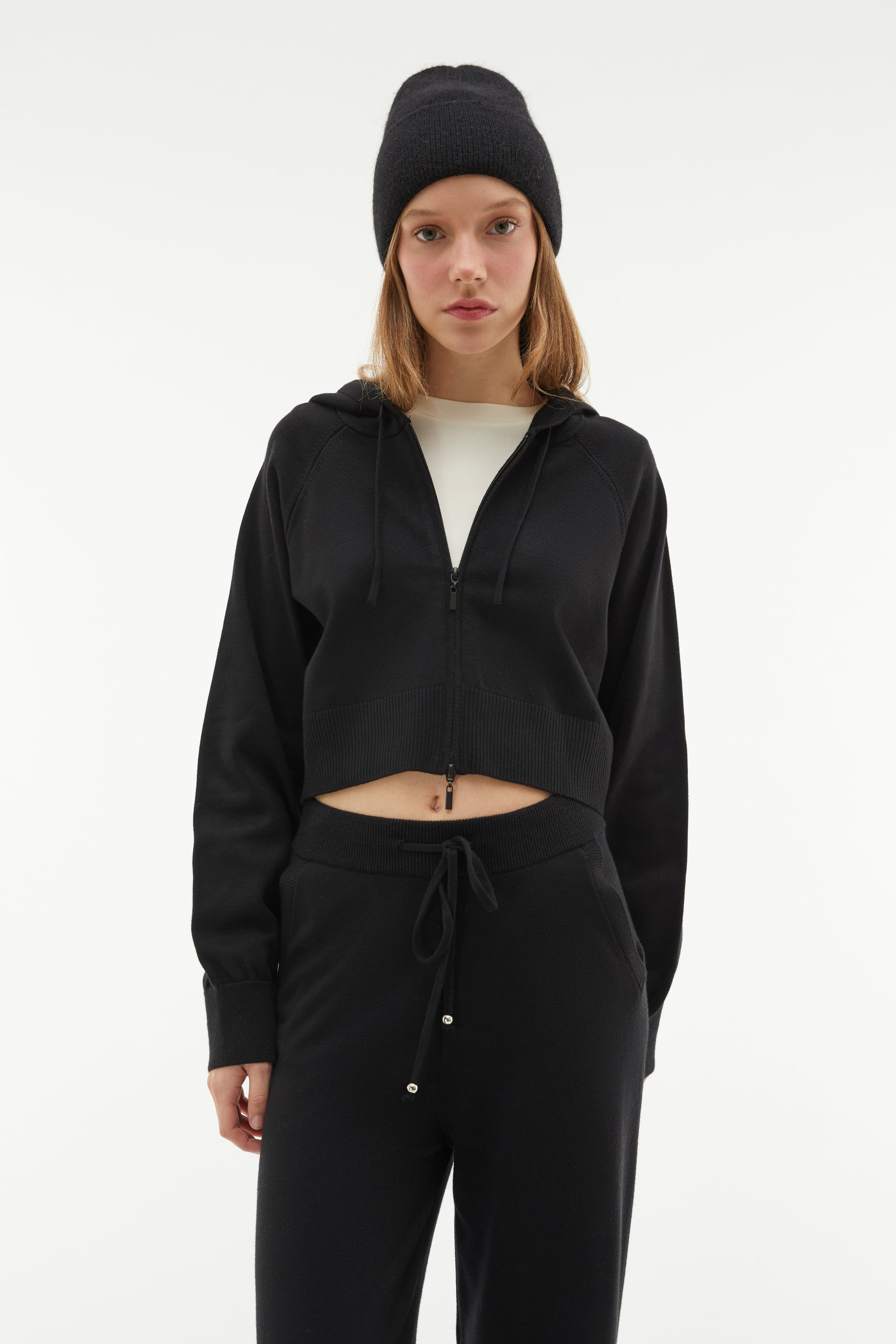 FERMUARLI KAPÜŞONLU CROP SWEATSHIRT