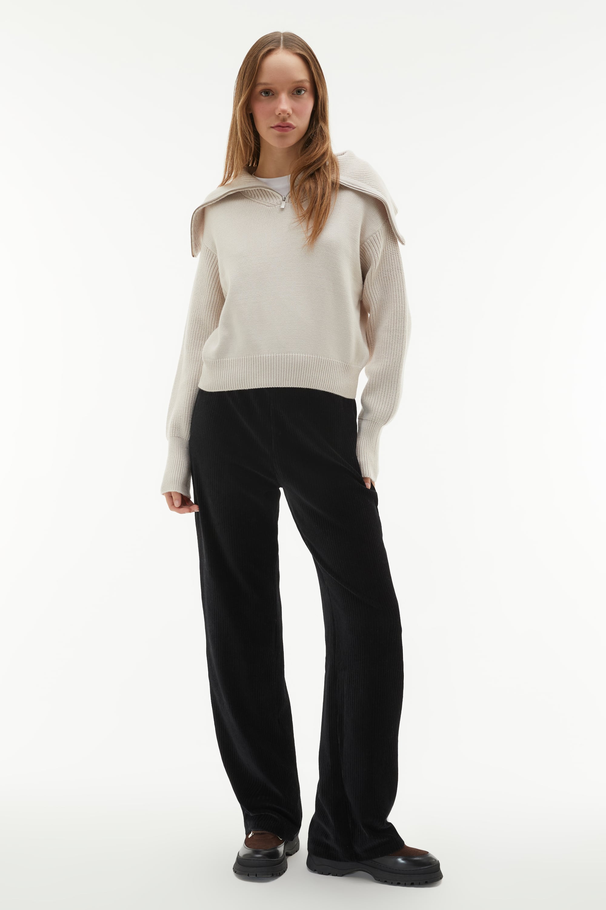 DİK YAKA FERMUARLI TRİKO KAZAK