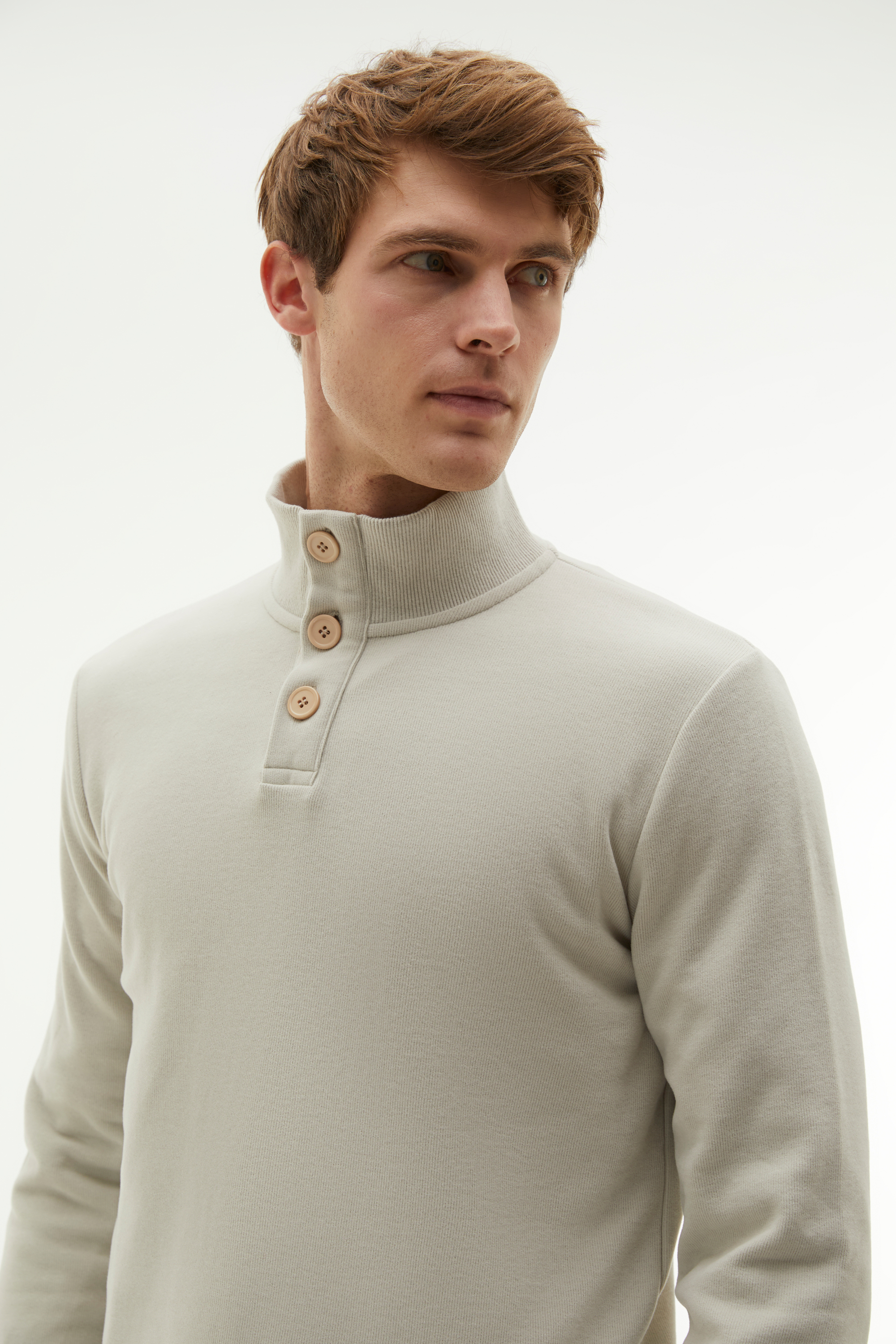 DÜĞMELİ DİK YAKA SWEATSHIRT