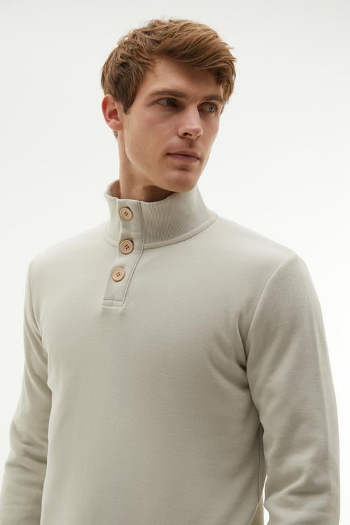 DÜĞMELİ DİK YAKA SWEATSHIRT