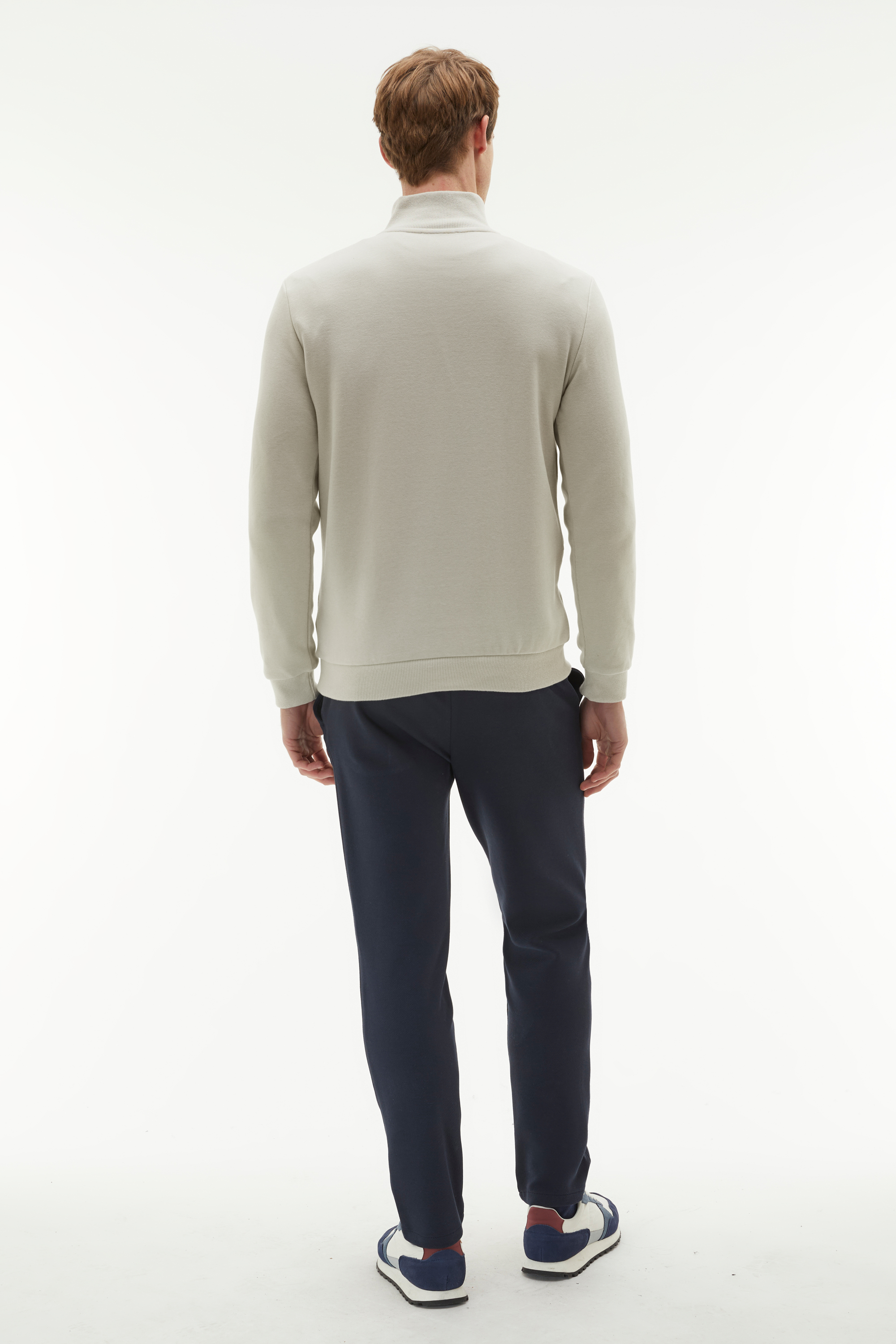 DÜĞMELİ DİK YAKA SWEATSHIRT