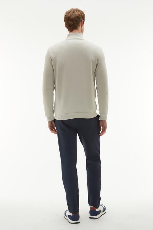 DÜĞMELİ DİK YAKA SWEATSHIRT