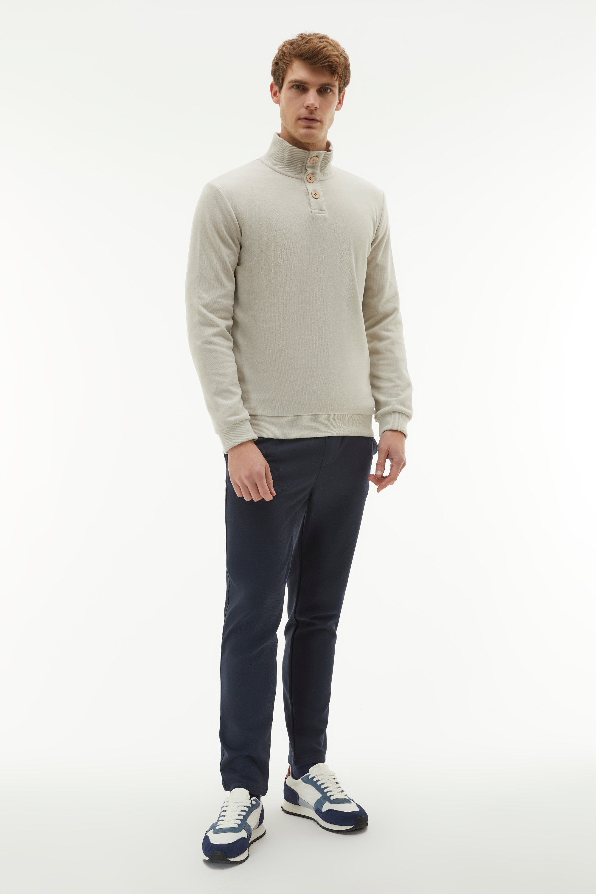 DÜĞMELİ DİK YAKA SWEATSHIRT