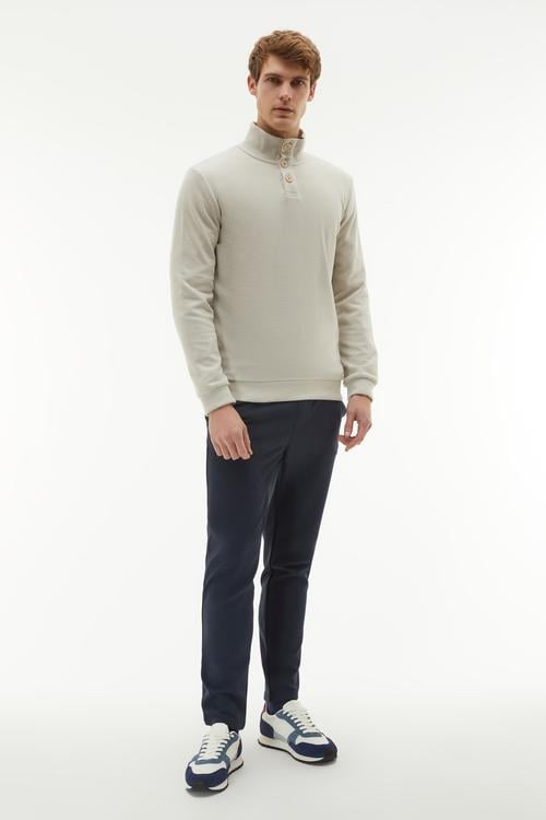 DÜĞMELİ DİK YAKA SWEATSHIRT