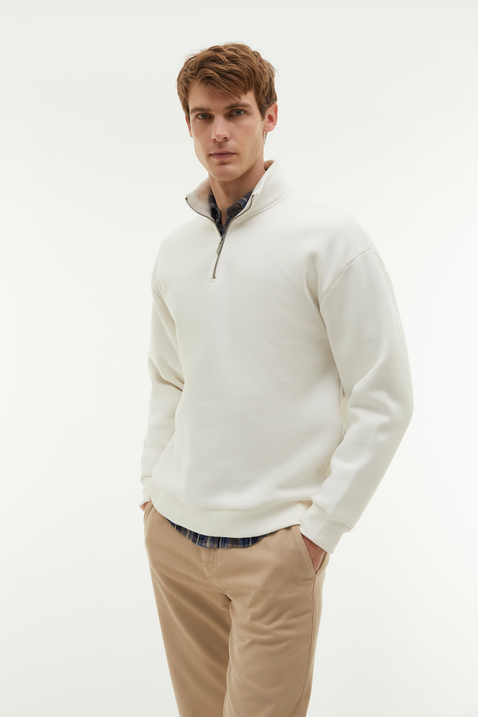 FERMUARLI DİK YAKA SWEATSHIRT