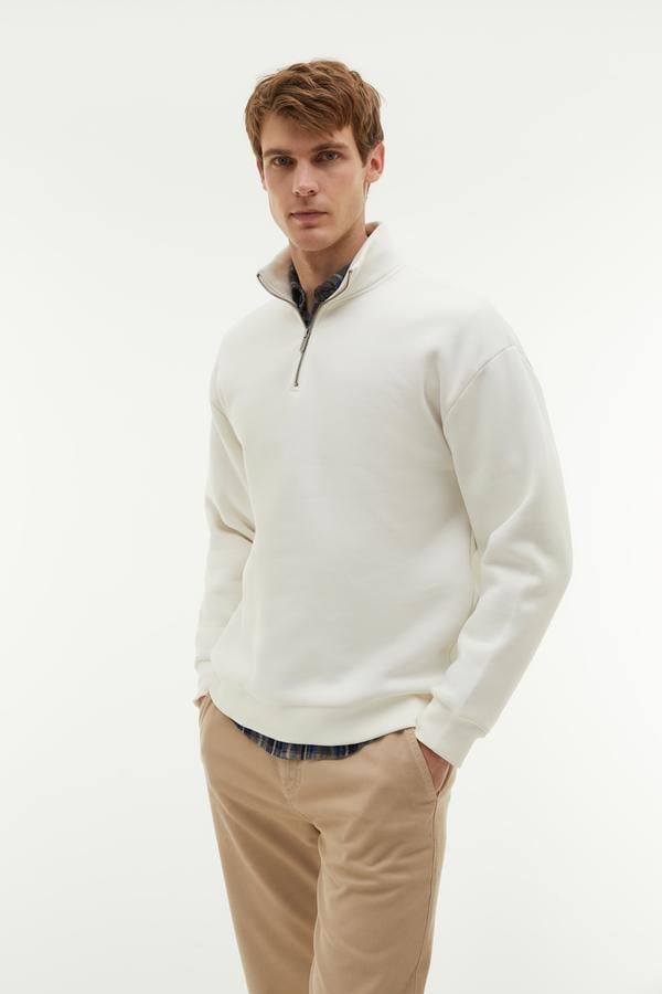 FERMUARLI DİK YAKA SWEATSHIRT