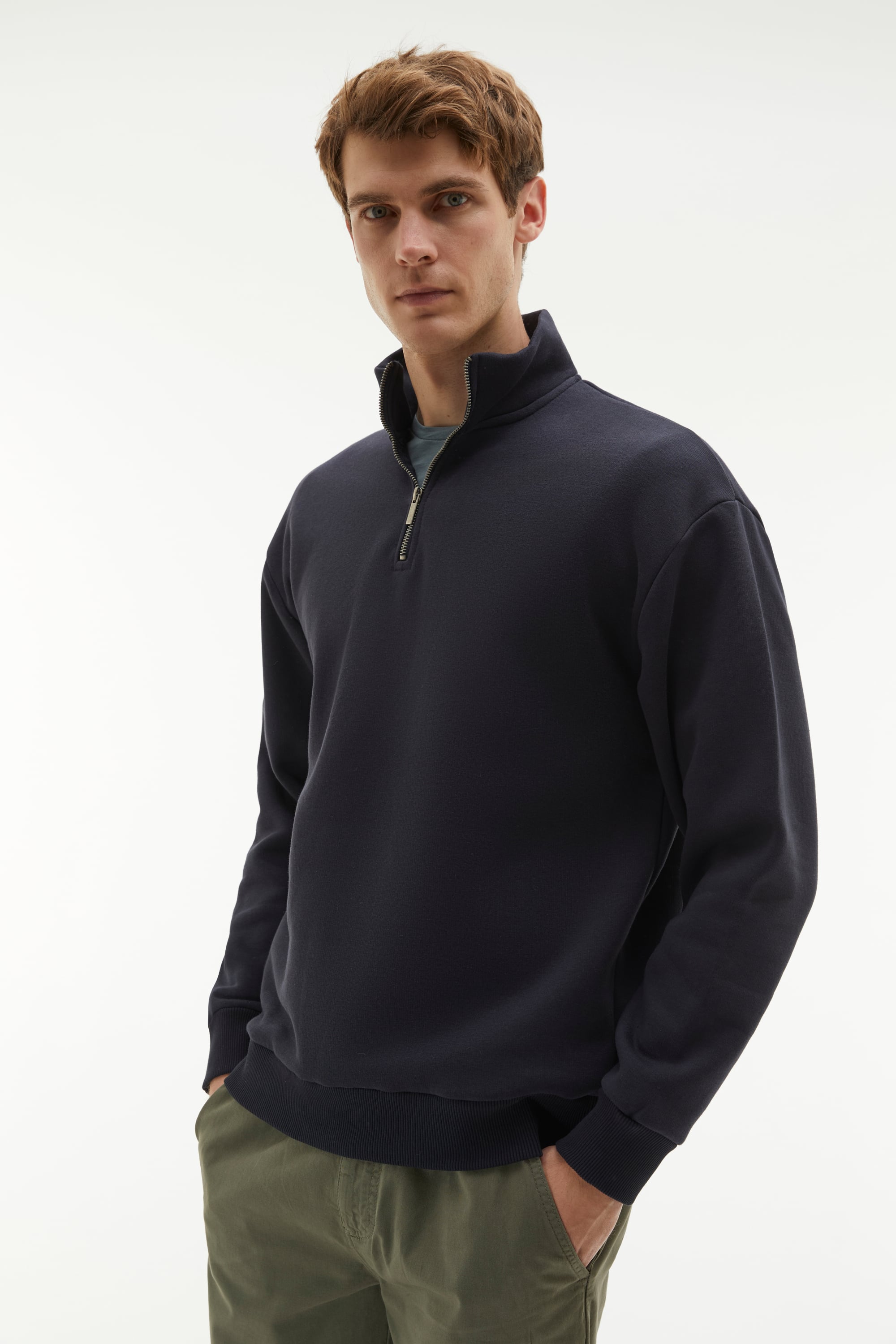 FERMUARLI DİK YAKA SWEATSHIRT