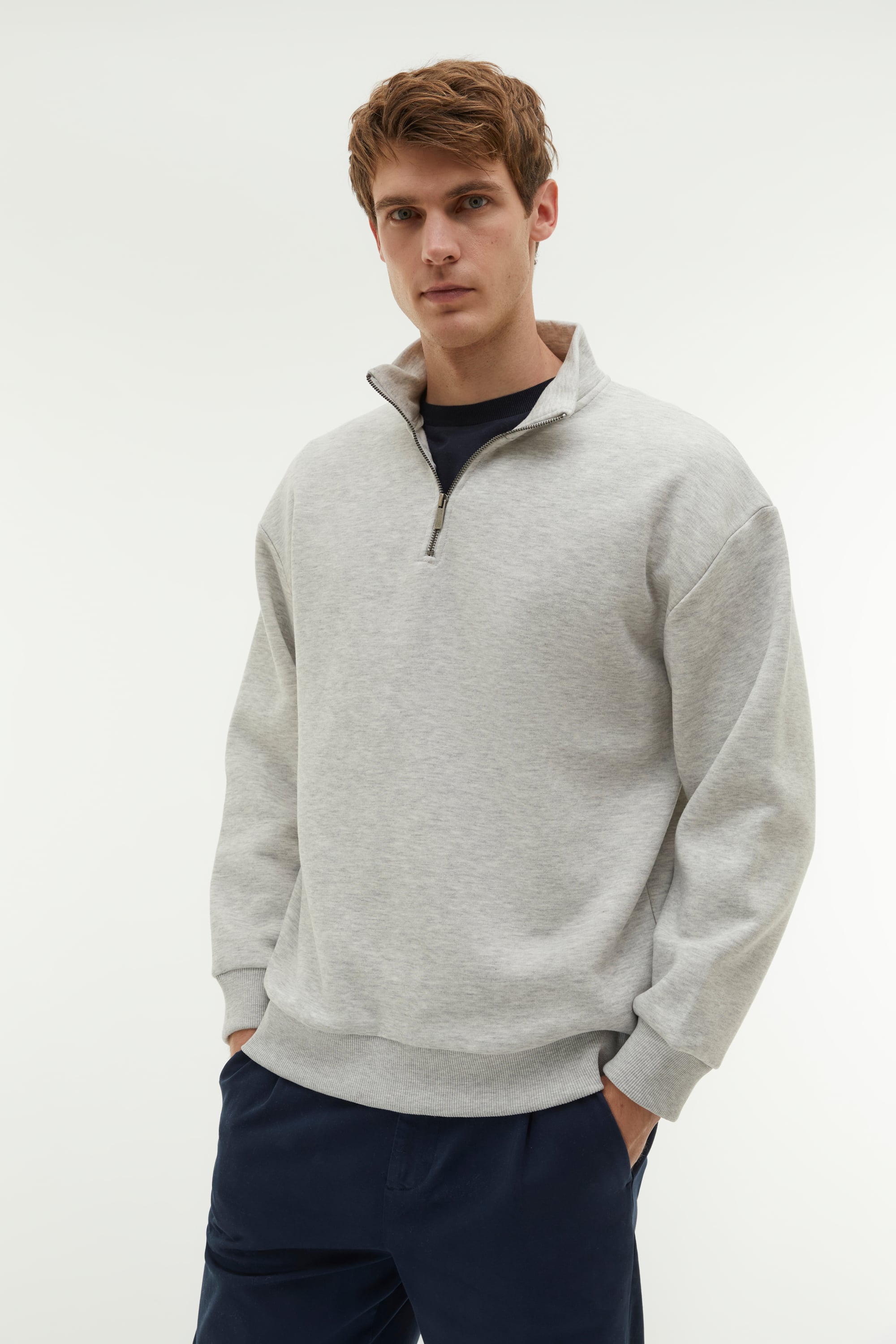 FERMUARLI DİK YAKA SWEATSHIRT