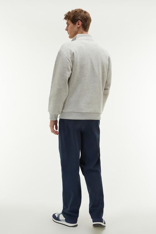 FERMUARLI DİK YAKA SWEATSHIRT