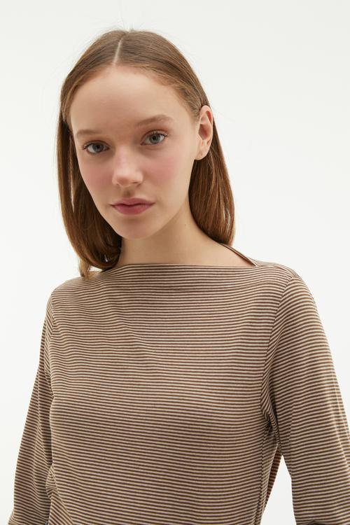  ÇİZGİLİ KAYIK YAKA UZUN KOLLU T-SHIRT