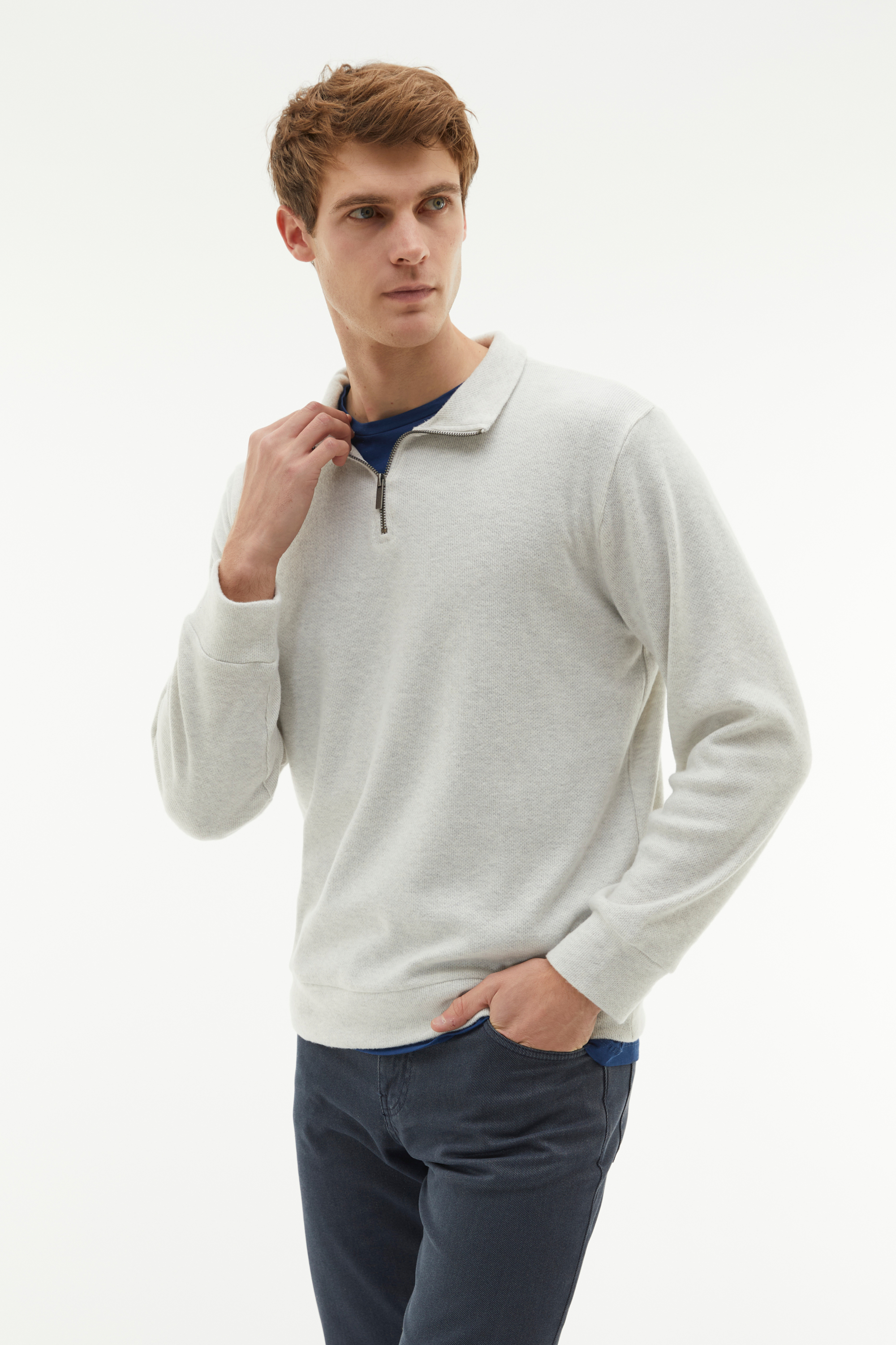 FERMUARLI DİK YAKA SWEATSHIRT