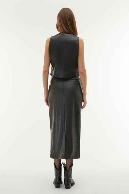 DERİ GÖRÜNÜMLÜ YIRTMAÇLI MİDİ ETEK