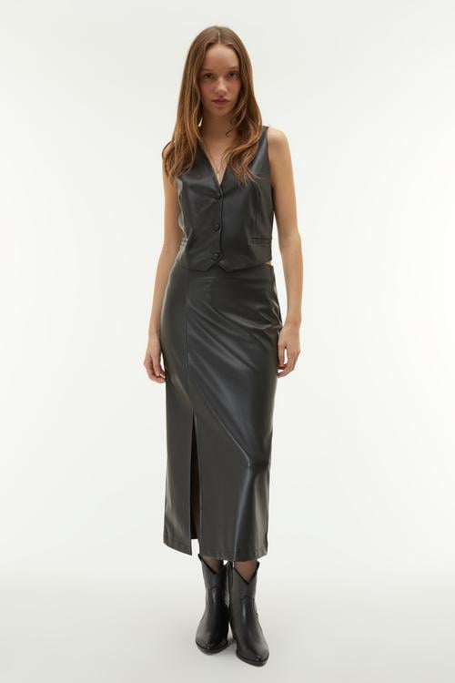 DERİ GÖRÜNÜMLÜ YIRTMAÇLI MİDİ ETEK