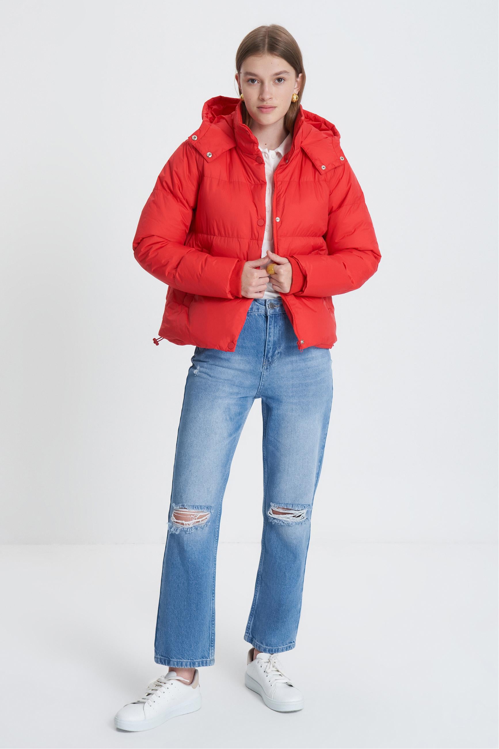 KAPİTONELİ KAPÜŞONLU ŞİŞME MONT