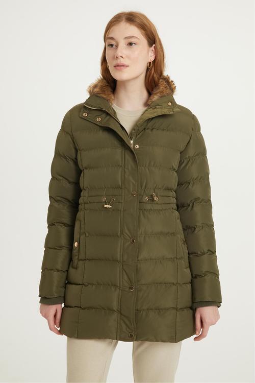  SUNİ KÜRK DETAYLI KAPÜŞONLU MONT