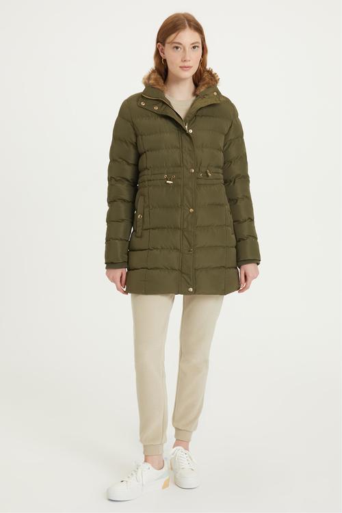  SUNİ KÜRK DETAYLI KAPÜŞONLU MONT