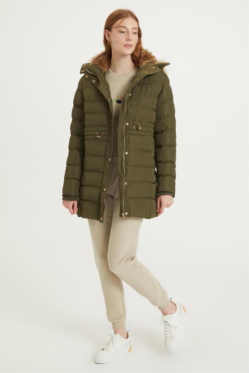  SUNİ KÜRK DETAYLI KAPÜŞONLU MONT