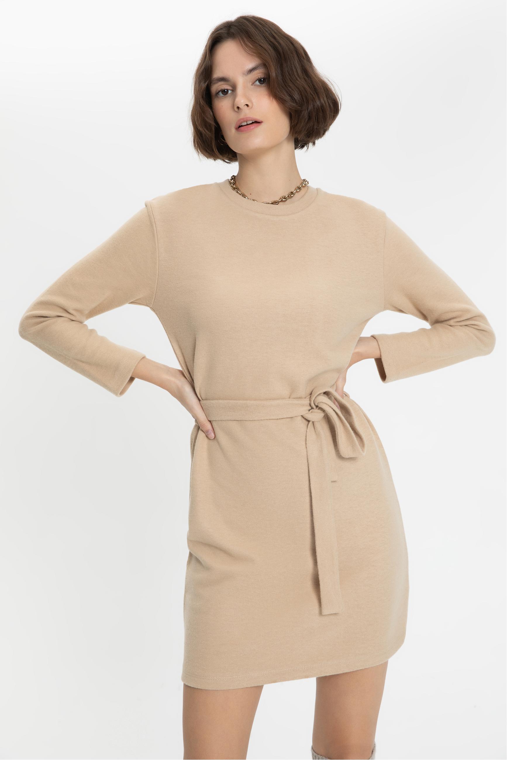 BELİ KUŞAKLI DÜZ KESİM MİNİ ELBİSE