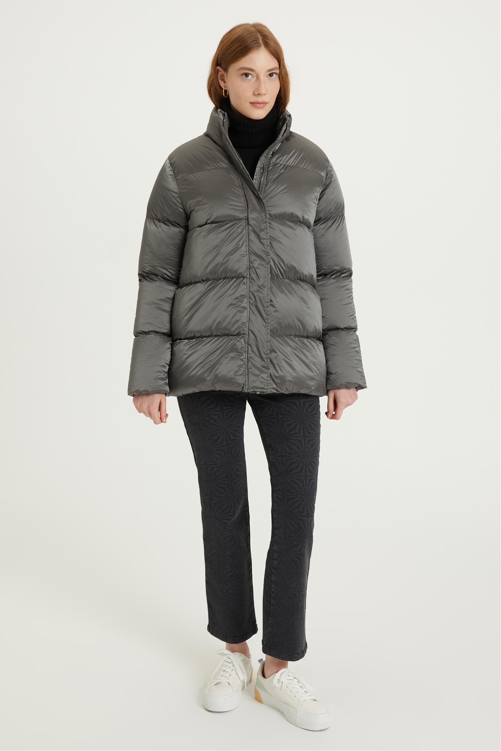 DİK YAKA KAPİTONE MONT