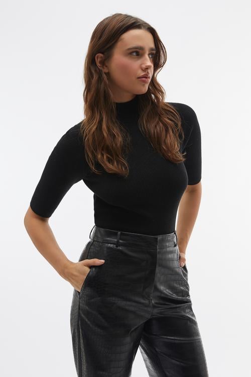  DİK YAKA KISA KOLLU KAZAK