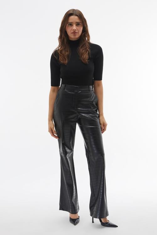  DİK YAKA KISA KOLLU KAZAK