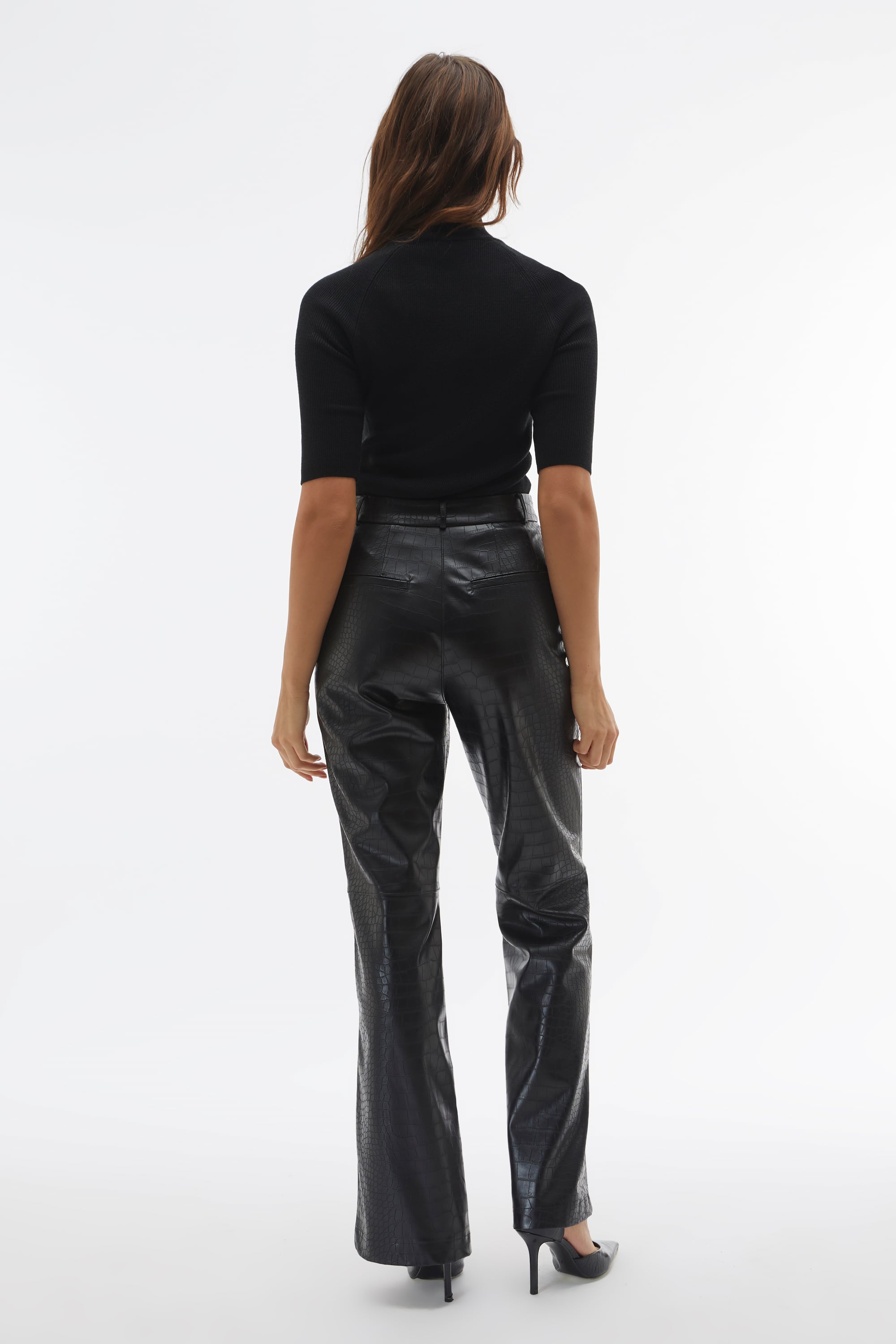 DİK YAKA KISA KOLLU KAZAK