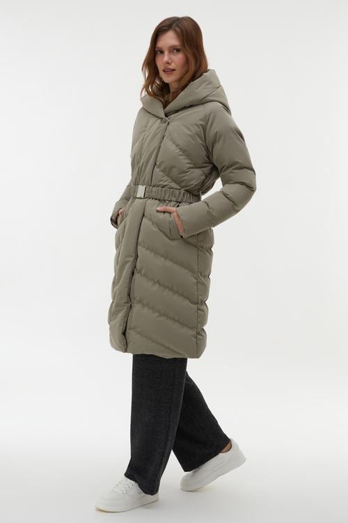 KAPÜŞONLU KEMERLİ UZUN ŞİŞME MONT