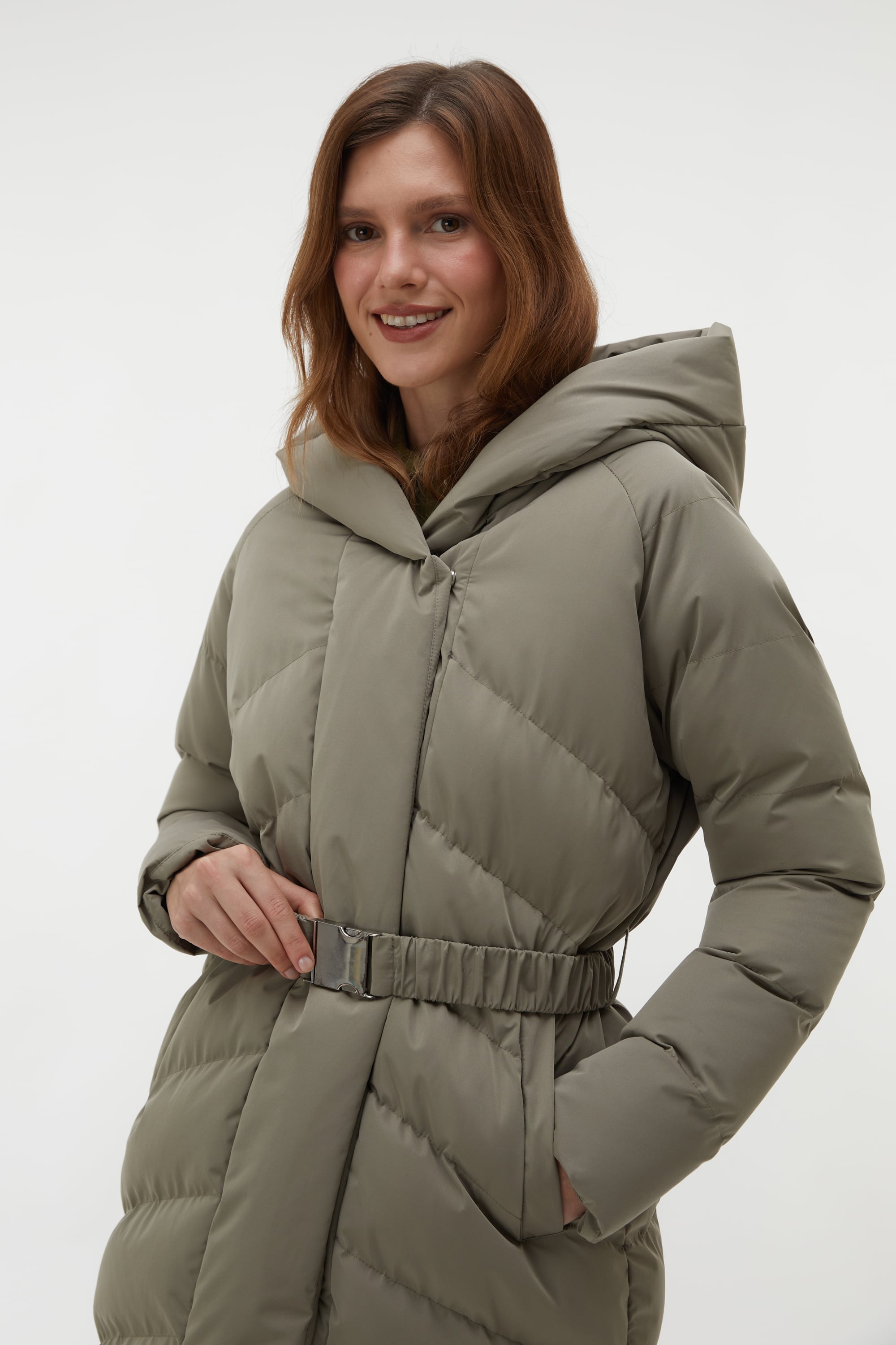 KAPÜŞONLU KEMERLİ UZUN ŞİŞME MONT