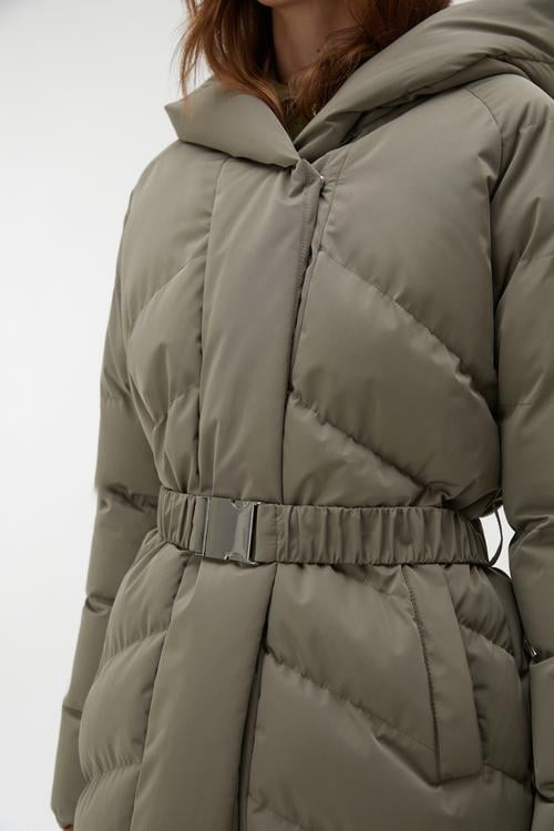 KAPÜŞONLU KEMERLİ UZUN ŞİŞME MONT