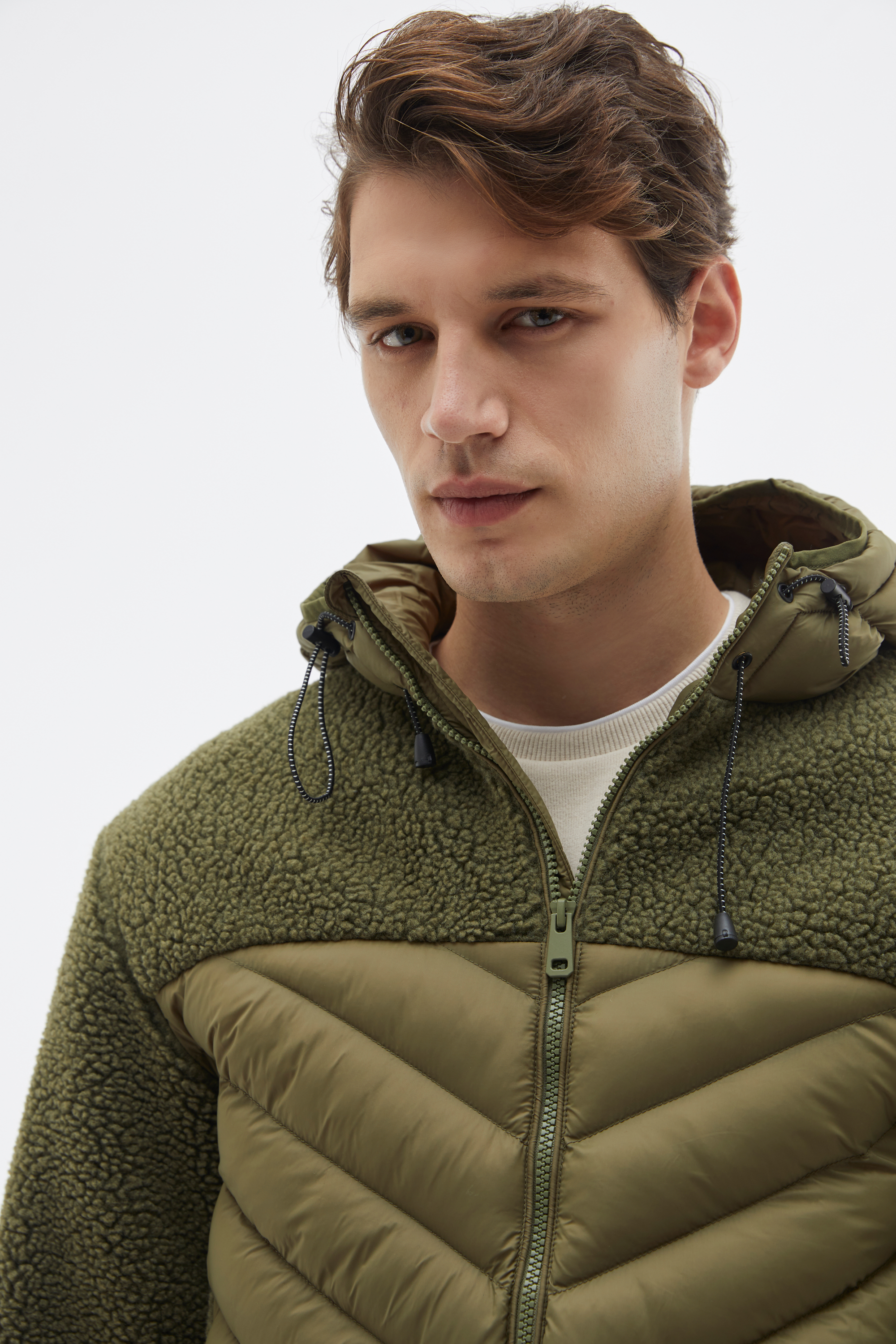 KAPİTONELİ PELÜŞ DETAYLI KAPÜŞONLU MONT