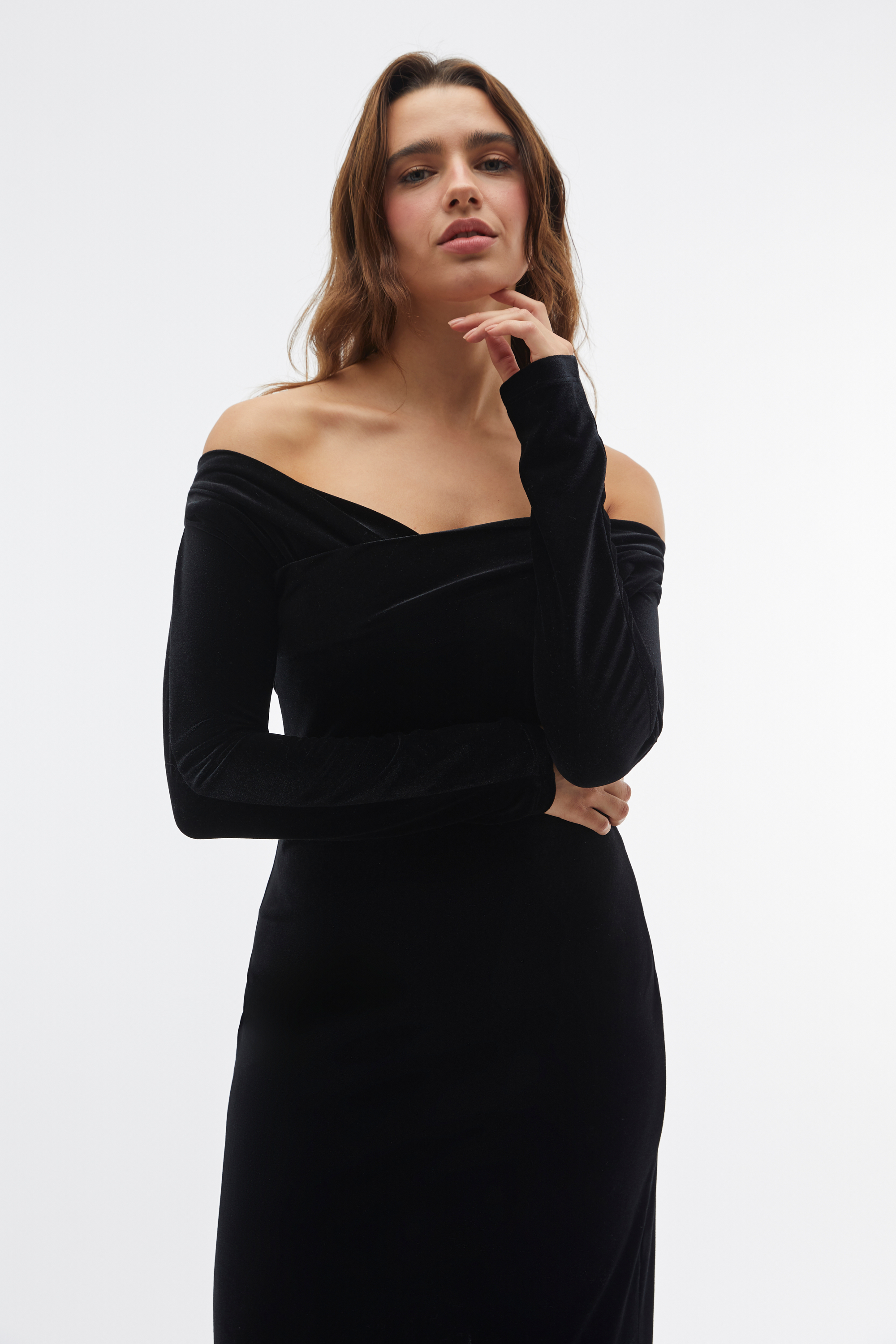 KADİFE GÖRÜNÜMLÜ KRUVAZE YAKA MİDİ ELBİSE