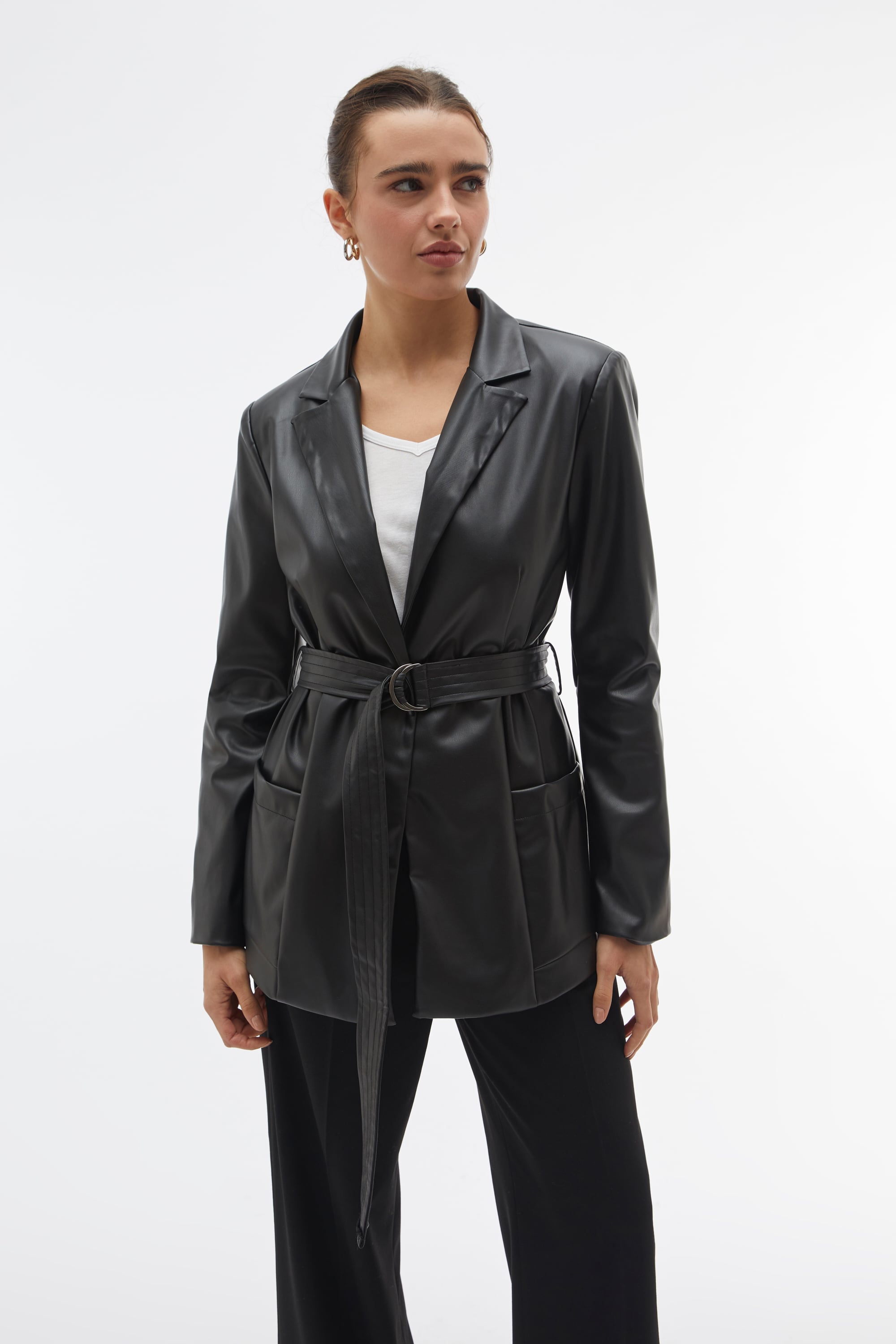 KEMERLİ DERİ GÖRÜNÜMLÜ KISA TRENÇKOT