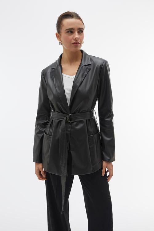 KEMERLİ DERİ GÖRÜNÜMLÜ KISA TRENÇKOT