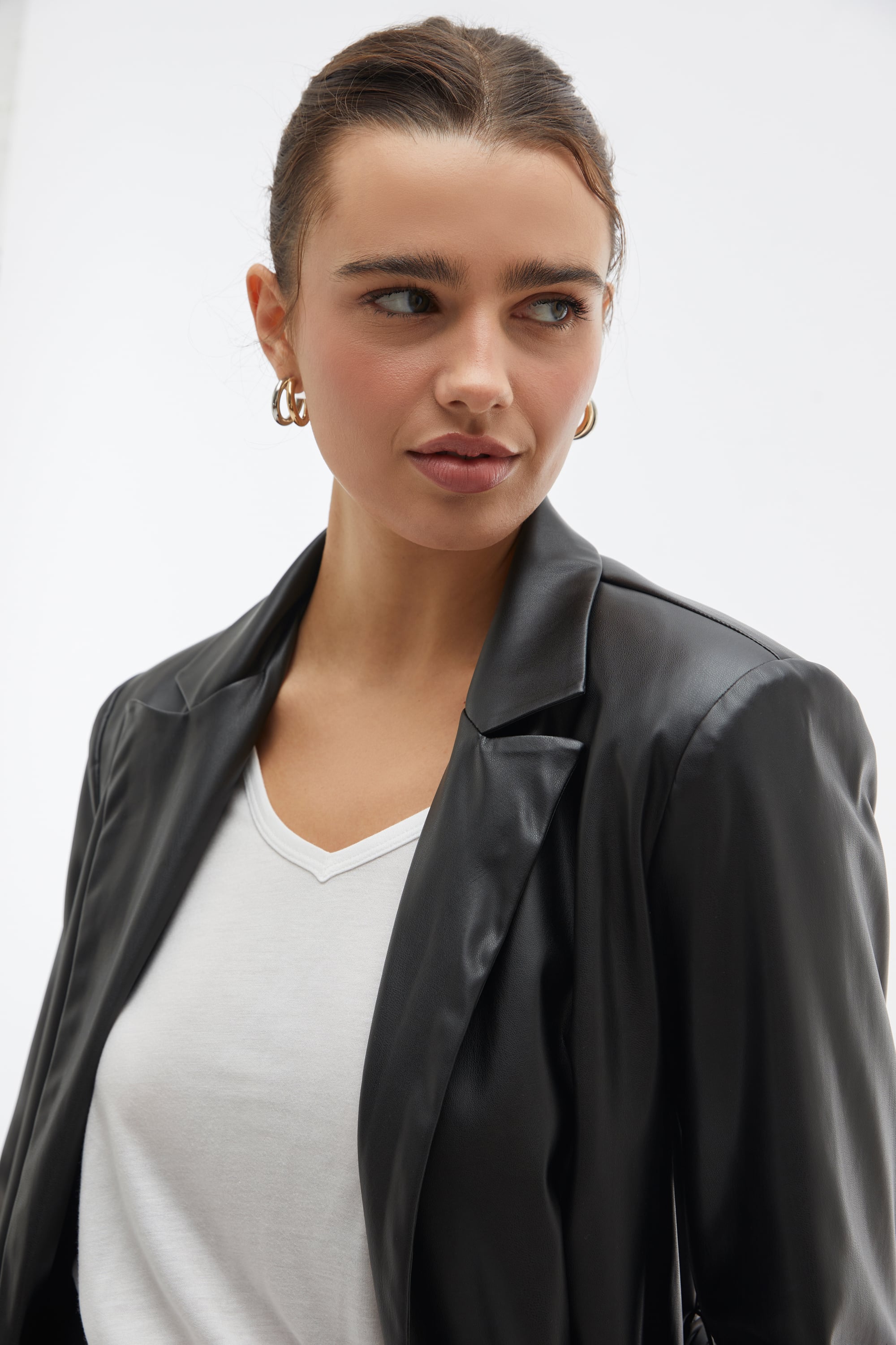 KEMERLİ DERİ GÖRÜNÜMLÜ KISA TRENÇKOT