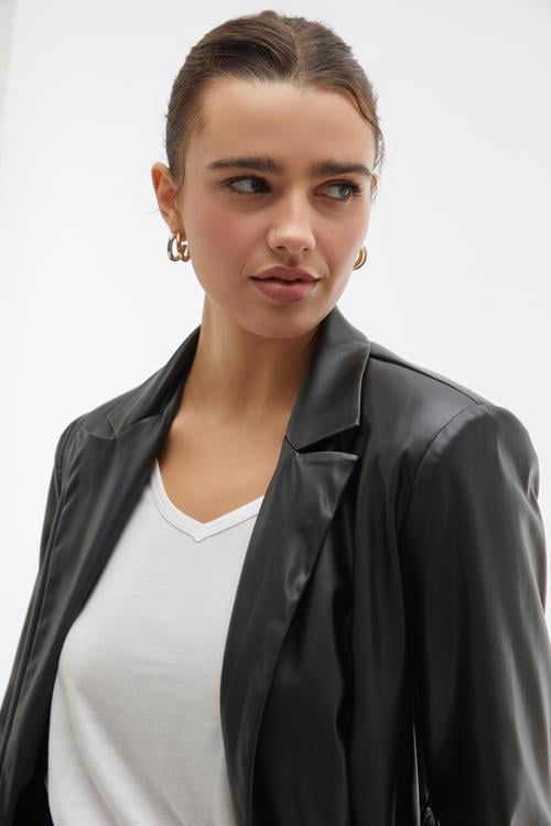 KEMERLİ DERİ GÖRÜNÜMLÜ KISA TRENÇKOT