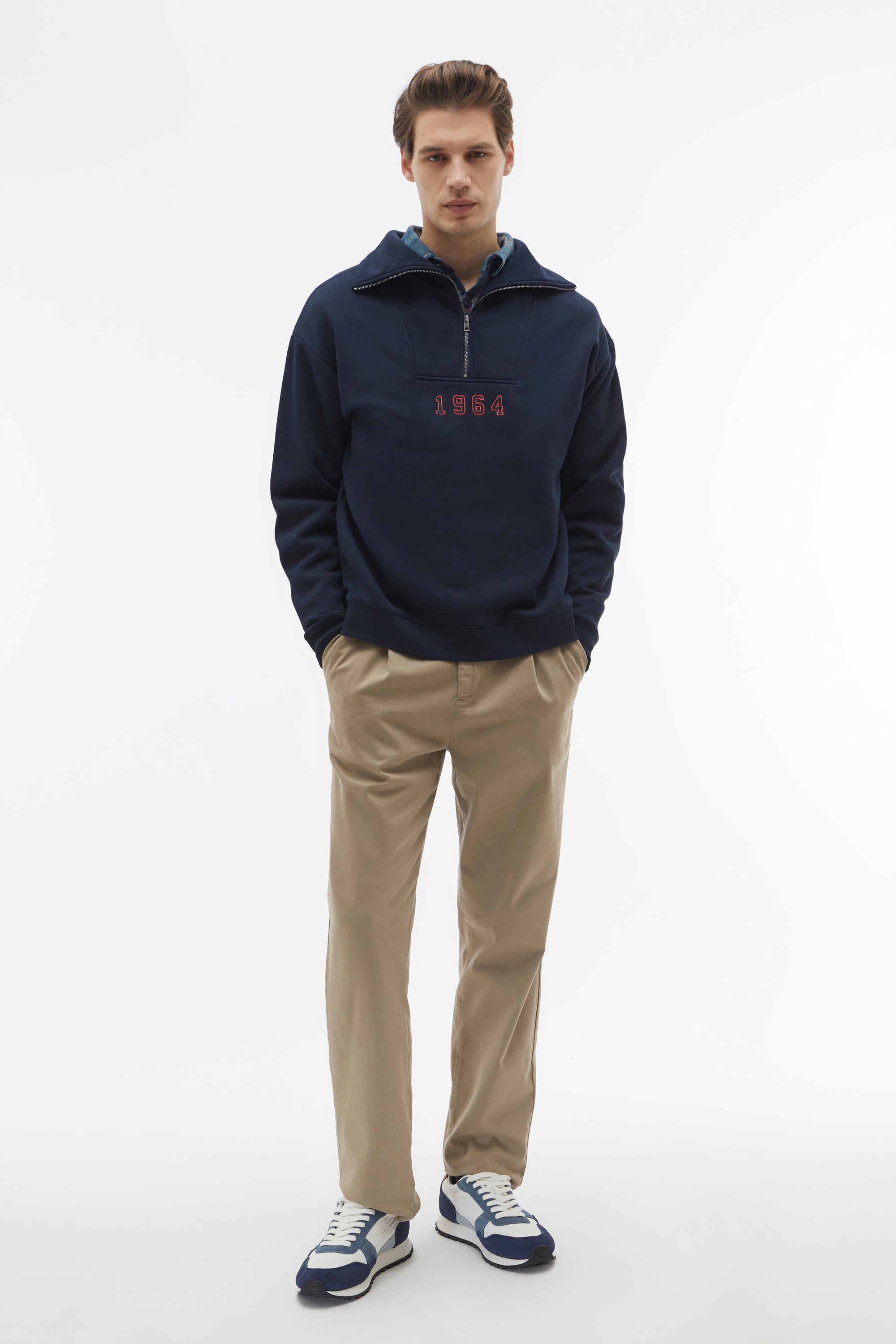 FERMUARLI YAKA NAKIŞLI SWEATSHIRT