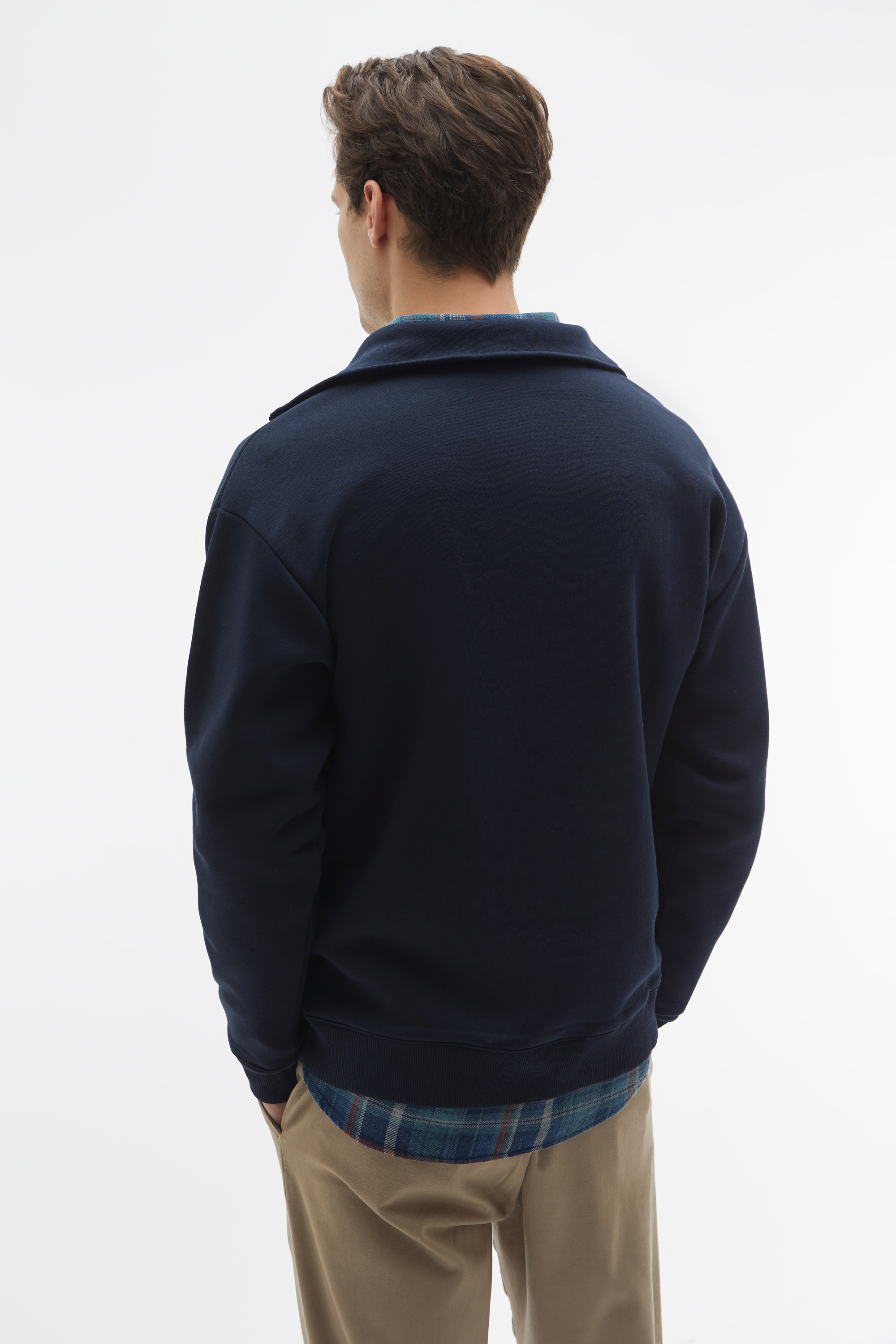 FERMUARLI YAKA NAKIŞLI SWEATSHIRT