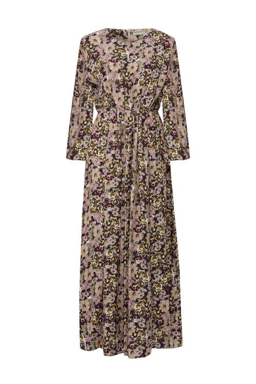 BASKILI BELE OTURAN UZUN ELBİSE