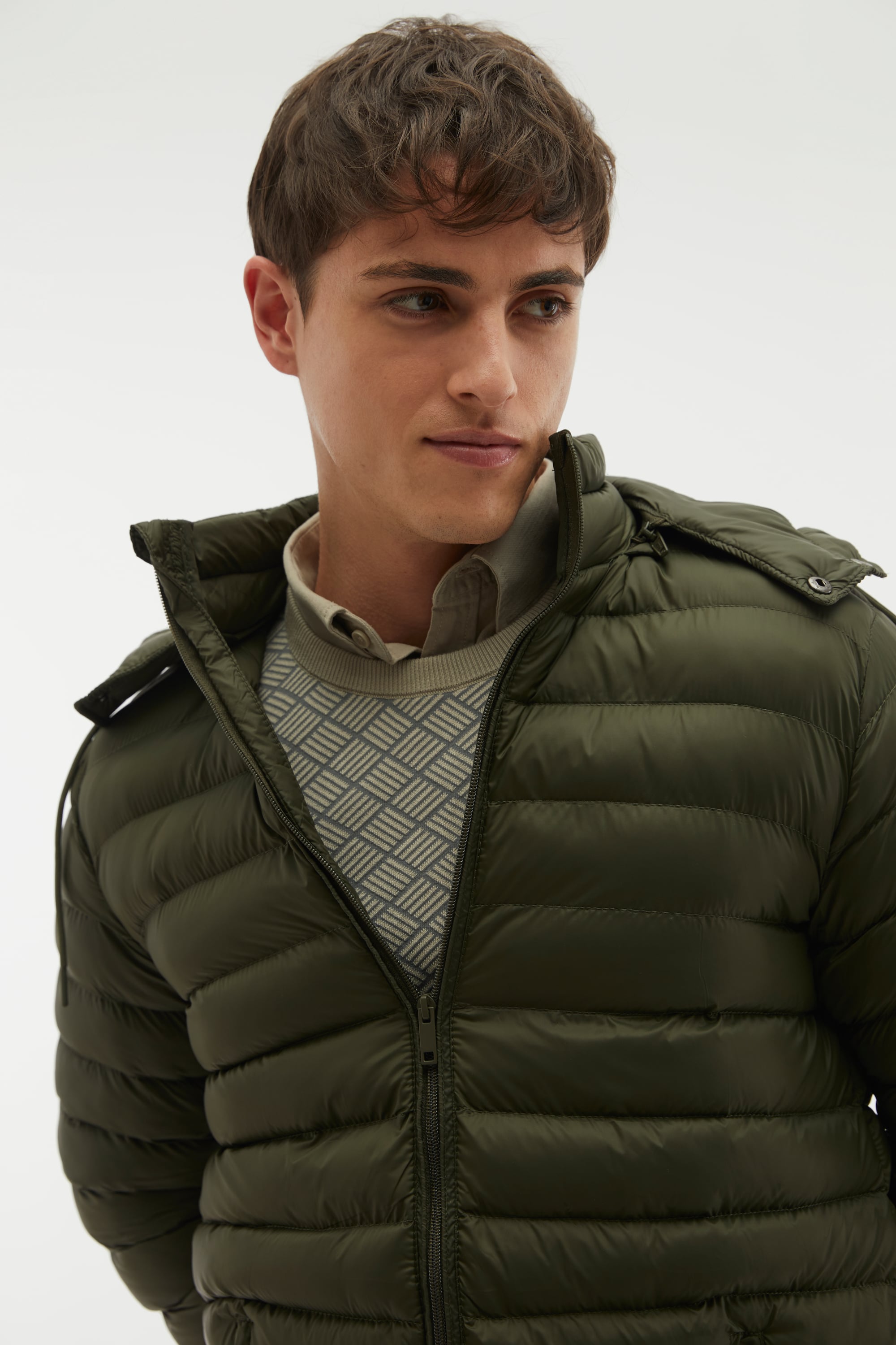 KAPİTONELİ DİK YAKA KAPÜŞONLU ŞİŞME MONT