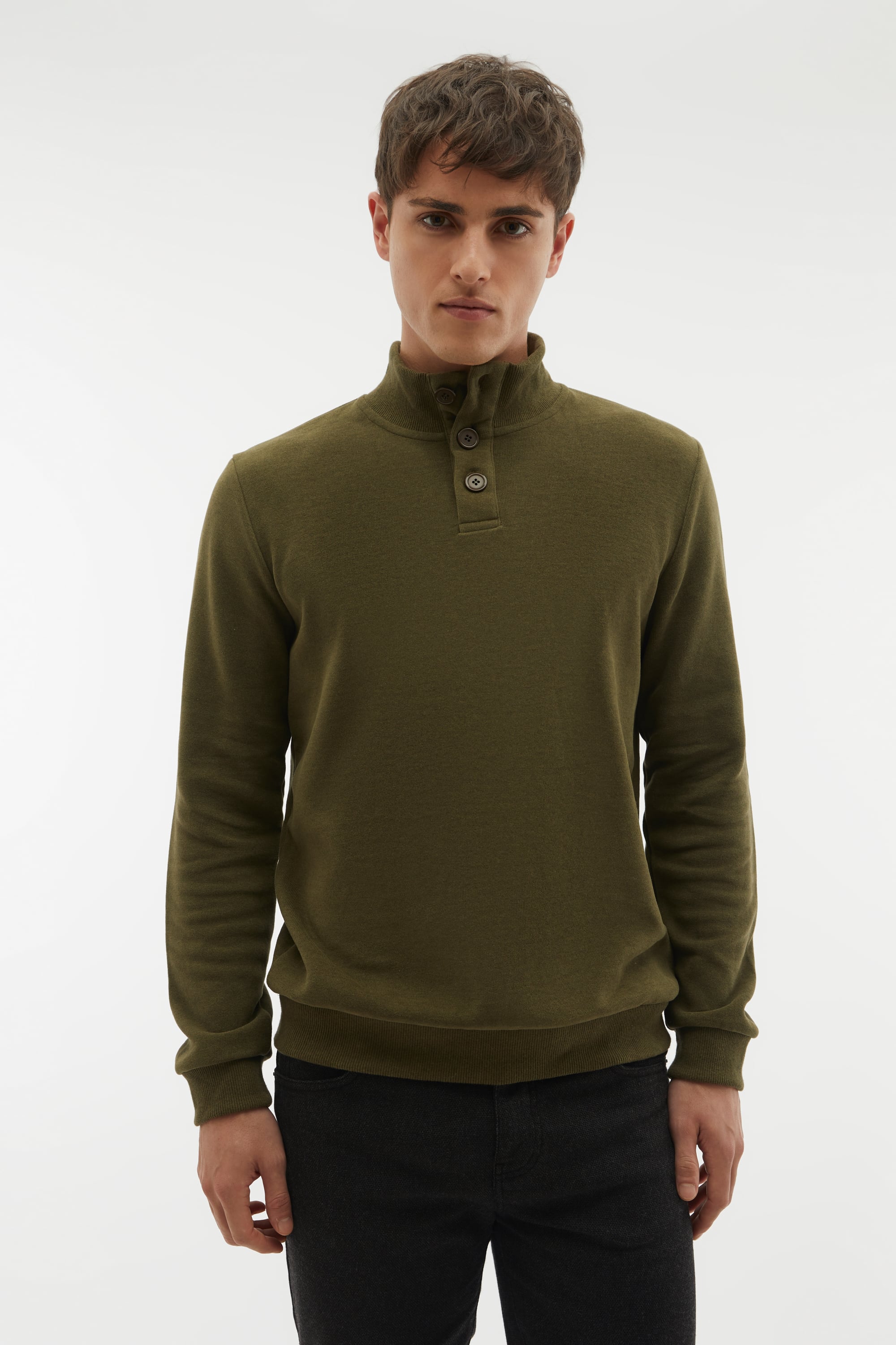 DÜĞMELİ DİK YAKA SWEATSHIRT