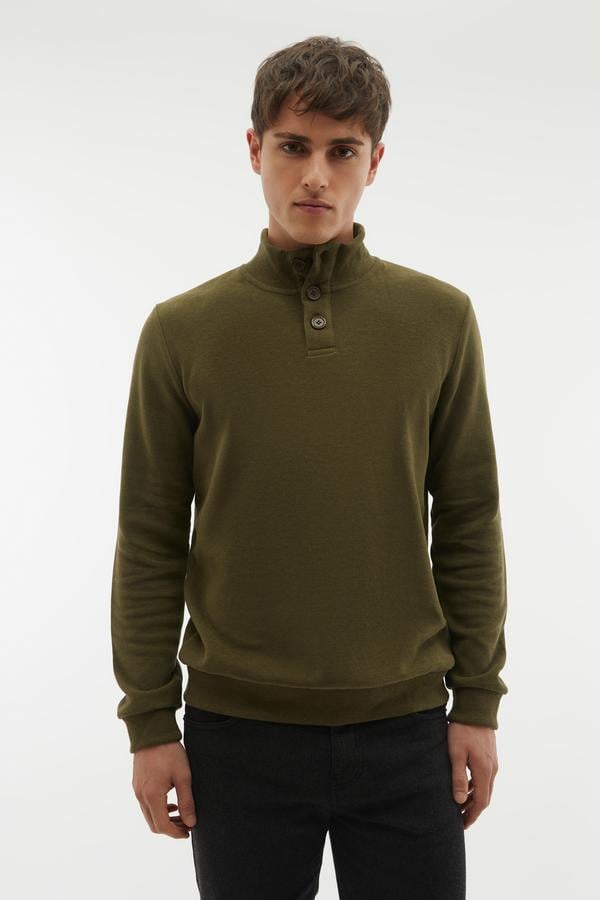 DÜĞMELİ DİK YAKA SWEATSHIRT